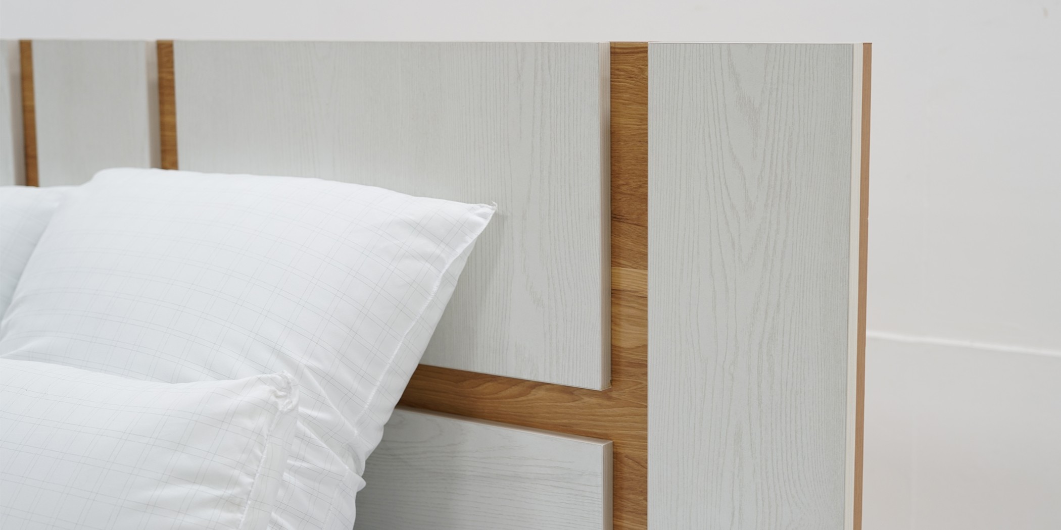 Tessa Bed 180x200 cm MDF Off White & Oak